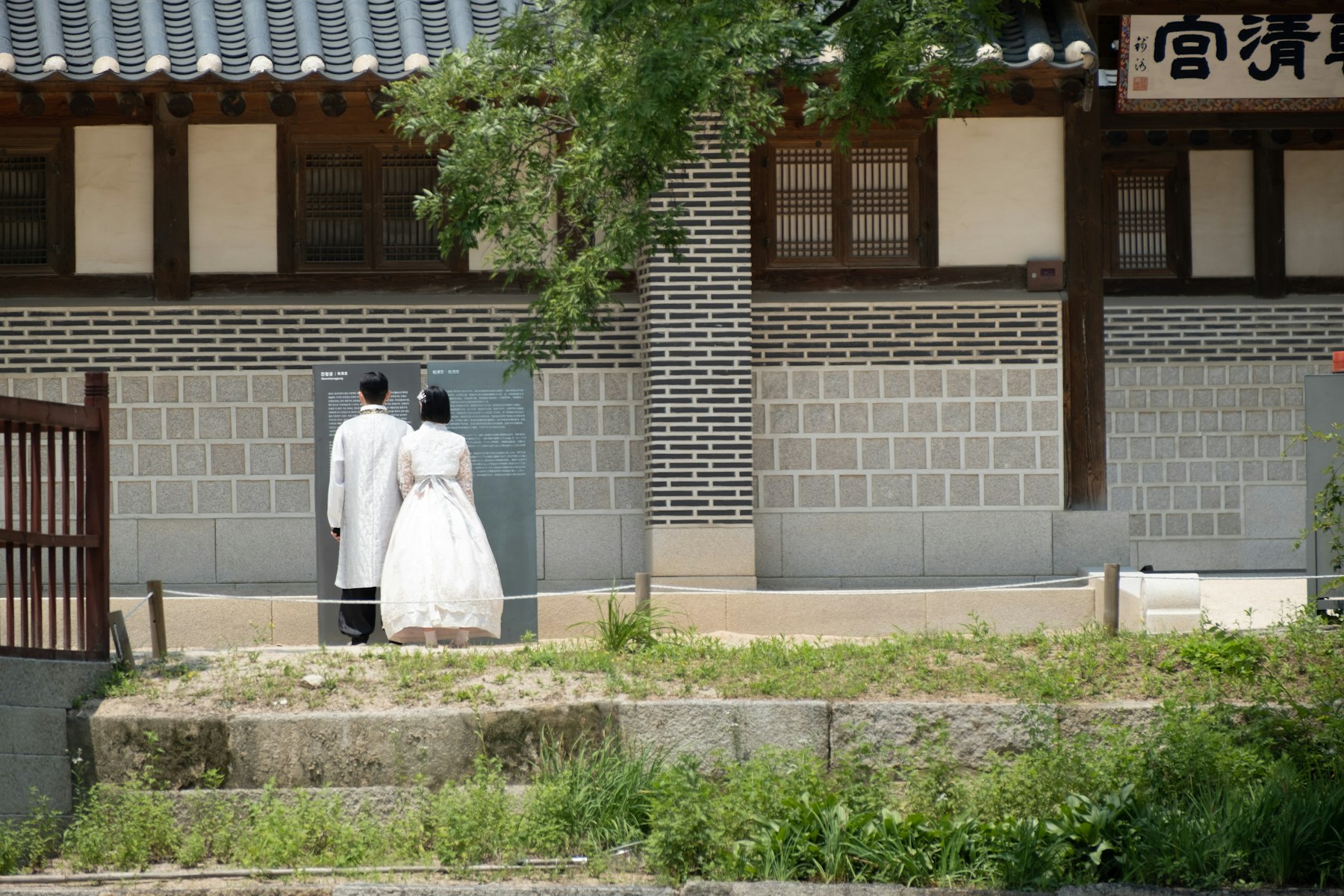 고궁에서 촬영한 웨딩 사진
