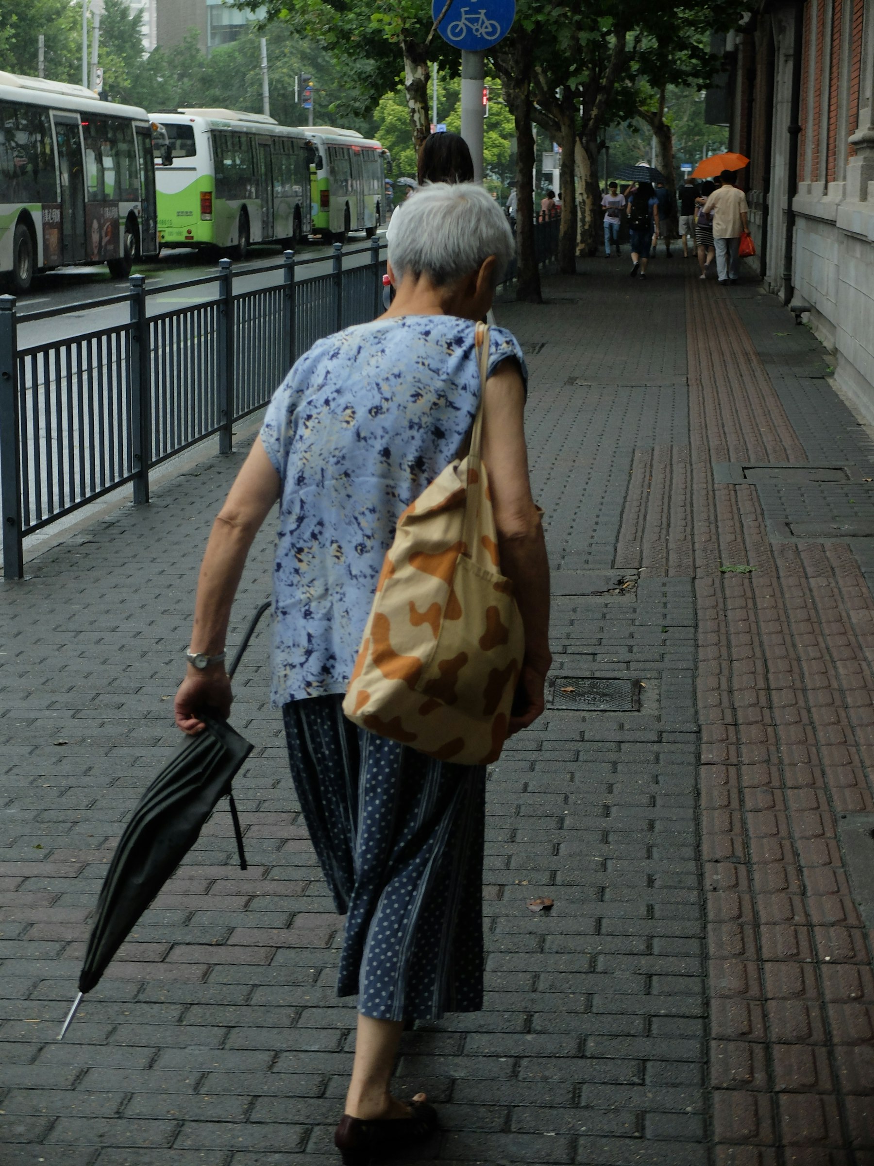 산책하는 어르신